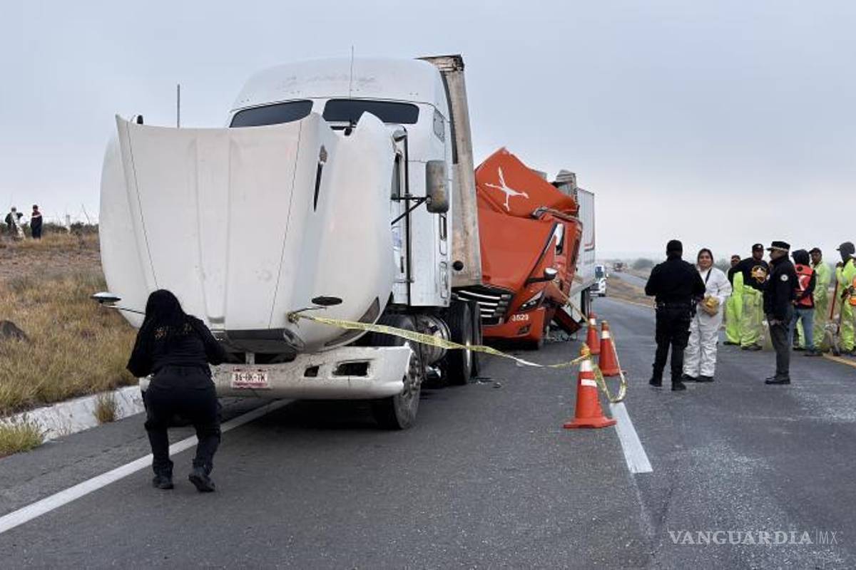 $!El accidente involucró a dos tractocamiones: uno de Logística Especializada y otro de Transportes Ala, que permanecieron en el lugar mientras se realizaban las investigaciones.