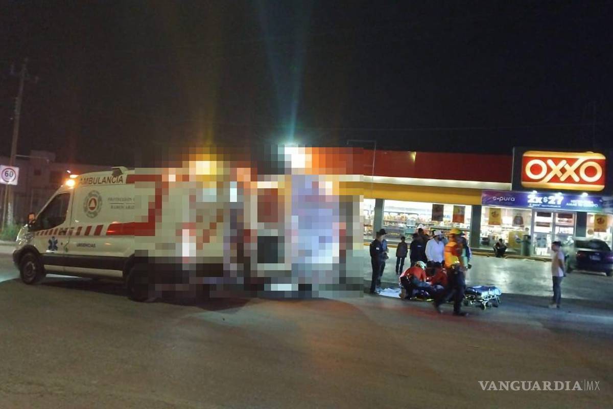 $!Los paramédicos de Ramos Arizpe auxiliaron a los jóvenes heridos en la carretera.