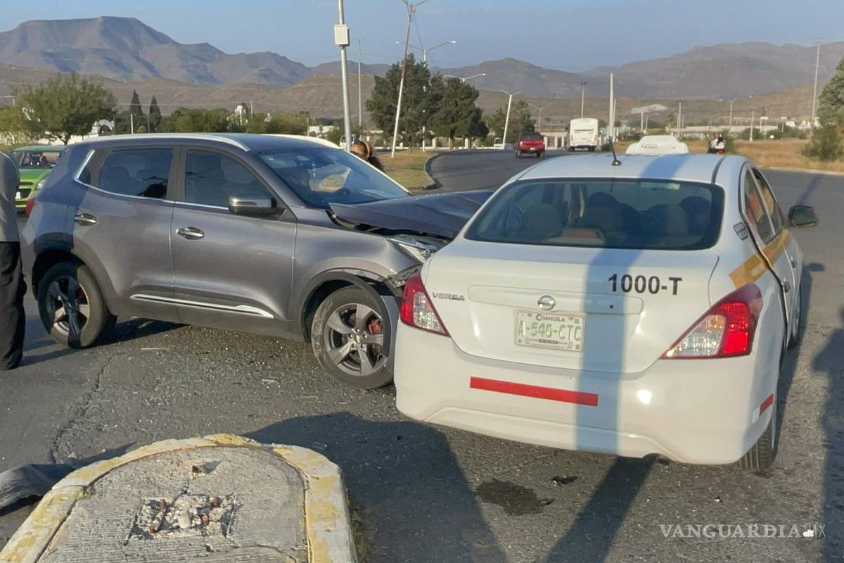 Se atraviesa taxista y causa choque al sur de Saltillo; provoca caos vial