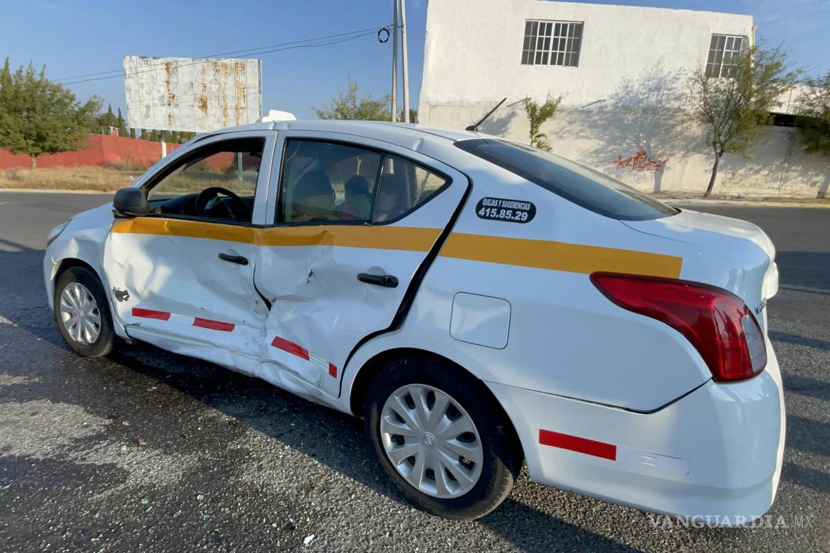 Se atraviesa taxista y causa choque al sur de Saltillo; provoca caos vial