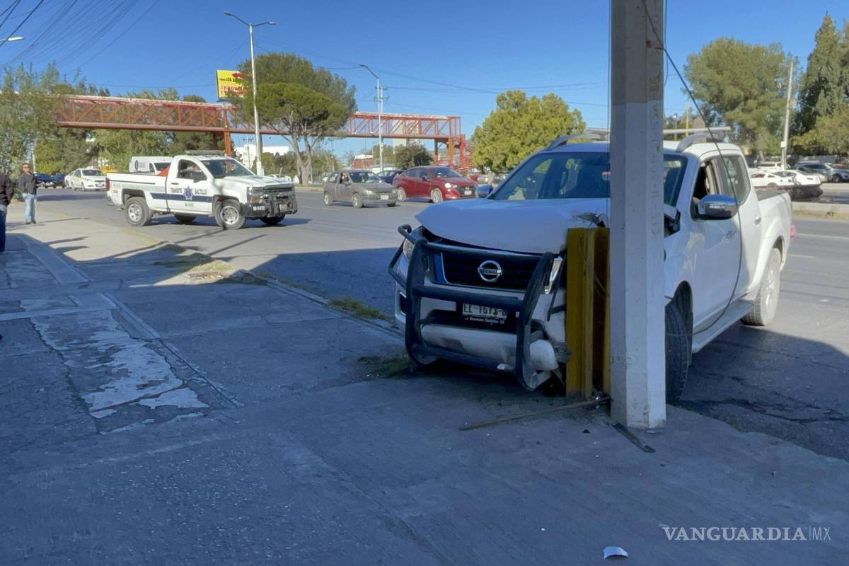 Saltillo: evita choque y termina impactado contra un poste