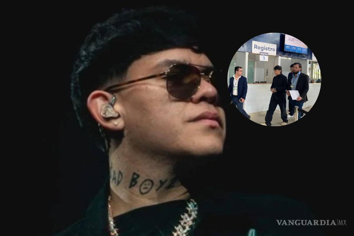 Junior H comparece ante la FGE de Jalisco por presunta apología del delito al cantar ‘El Azul’ en presentación
