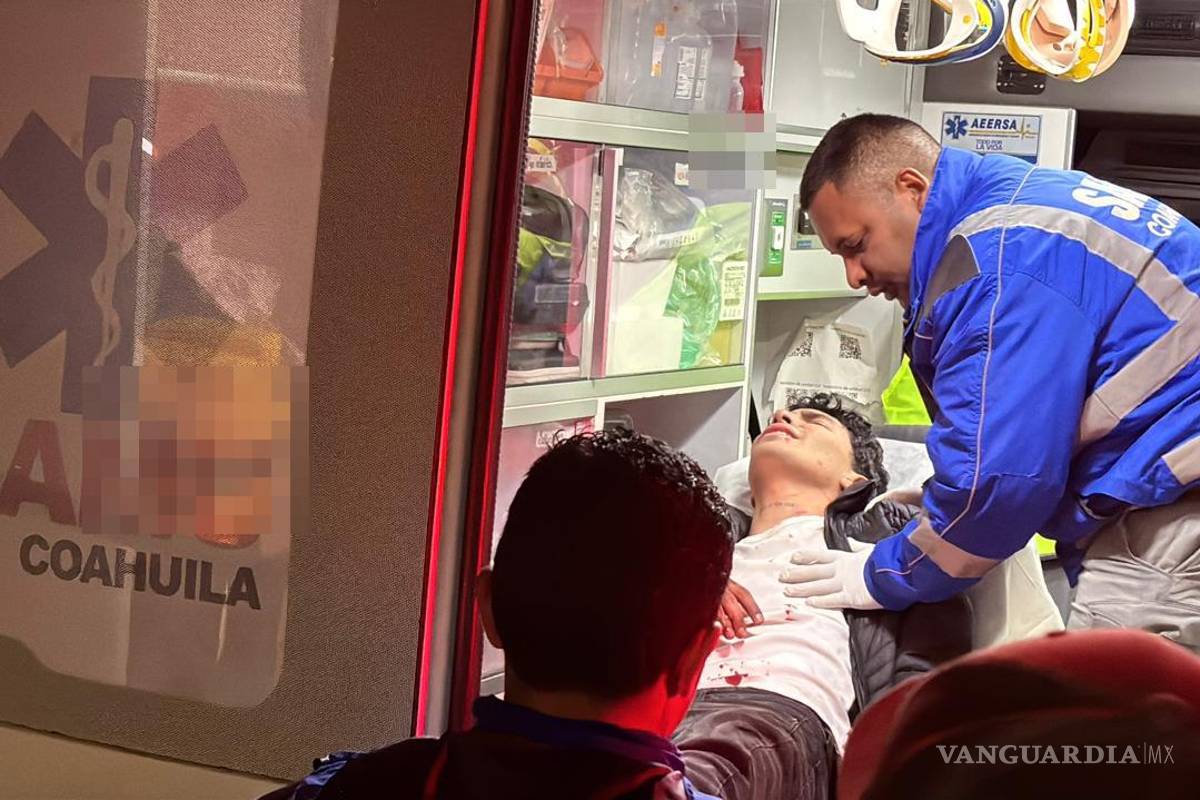 $!Paramédicos brindaron los primeros auxilios al joven herido antes de trasladarlo al Hospital General.