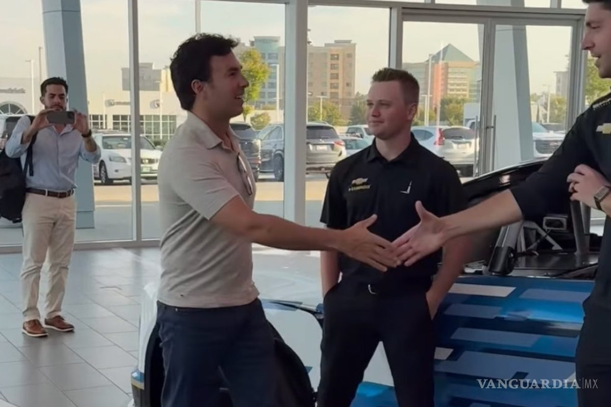 Checo Pérez inicia su trabajo con Cadillac: primera visita a la fábrica del nuevo equipo de F1