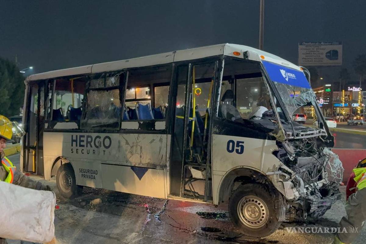 Terrible volcadura deja a 16 trabajadores heridos en Saltillo; conductor de transporte perdió el control