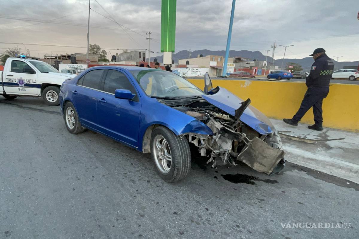 Se atraviesa sin precaución y origina accidente, al poniente de Saltillo