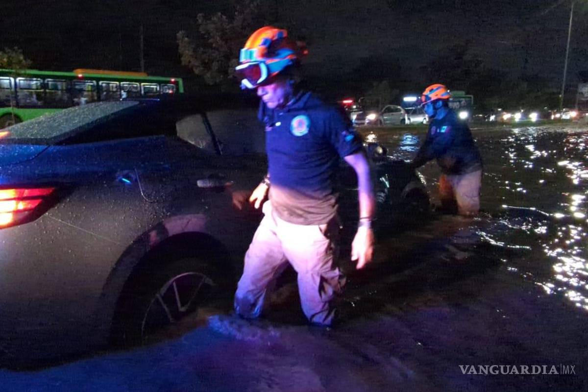 Lluvias dejan un saldo de 10 vehículos varados, en Nuevo León