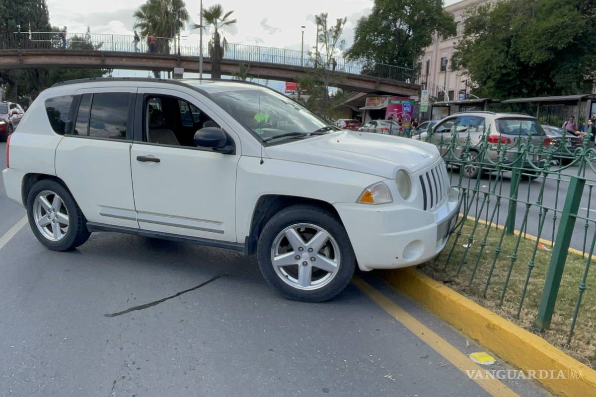 Pierde control de camioneta y derriba cerca de jardinera en Saltillo