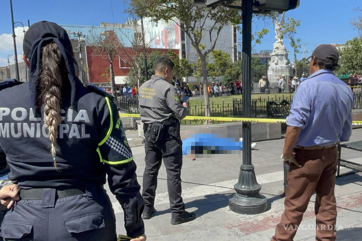 Muere mujer de un infarto en la Plaza Manuel Acuña de Saltillo; se dirigía a consulta médica