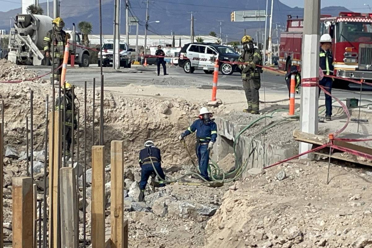 Rompen tubería de gas durante excavación y evacúan obra en Saltillo