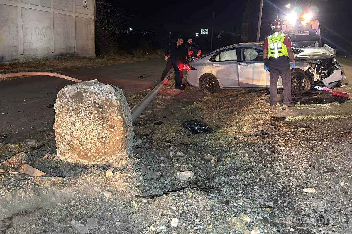 $!El conductor, de 24 años, fue valorado por paramédicos sin requerir traslado hospitalario.