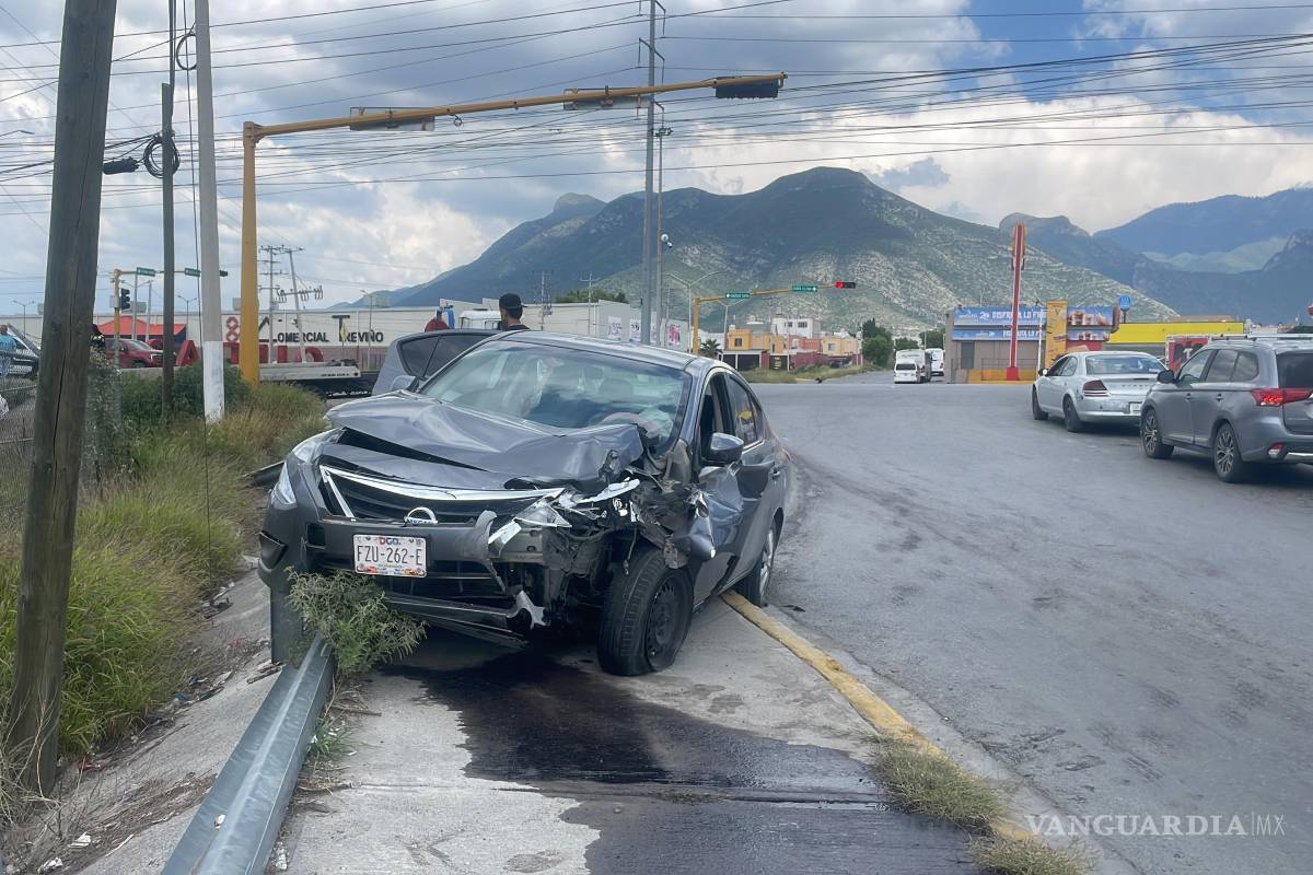Choque con volcadura deja cuantiosos daños en cruce de bulevares en Saltillo
