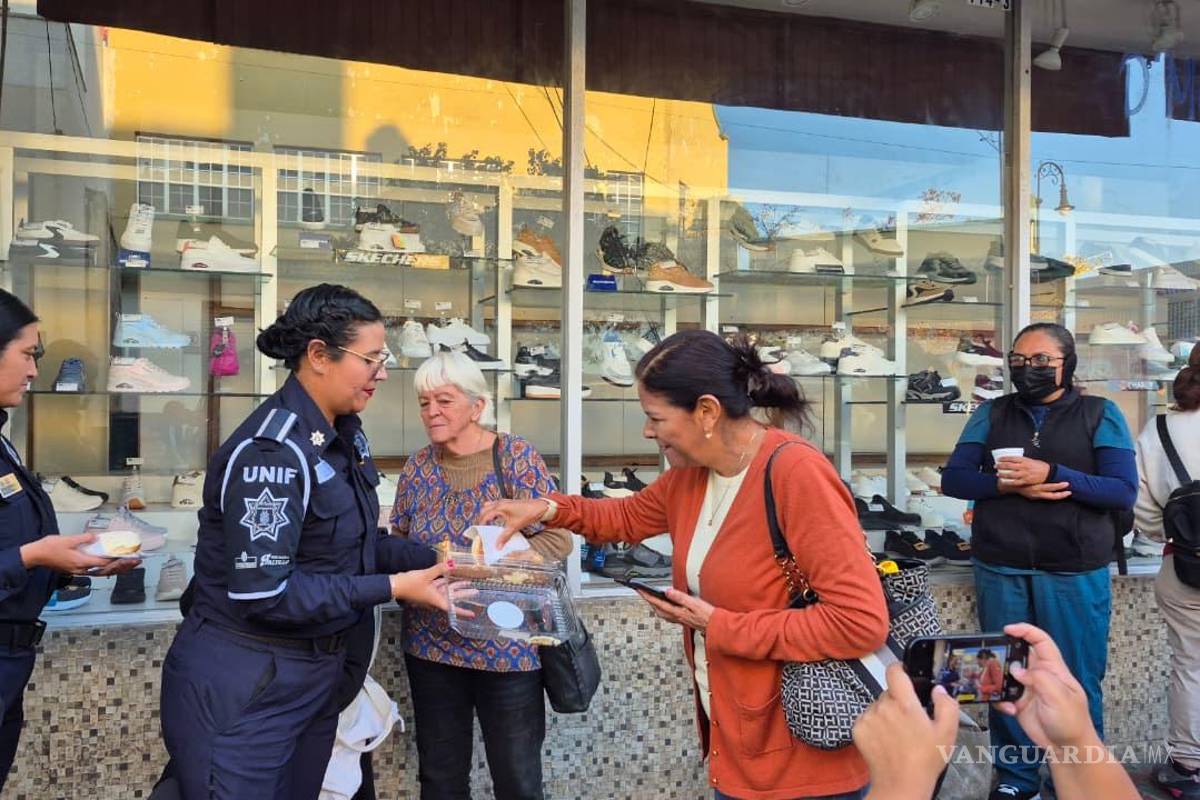 En Saltillo, policías obsequian café y pan a adultos mayores que realizaban trámites bancarios