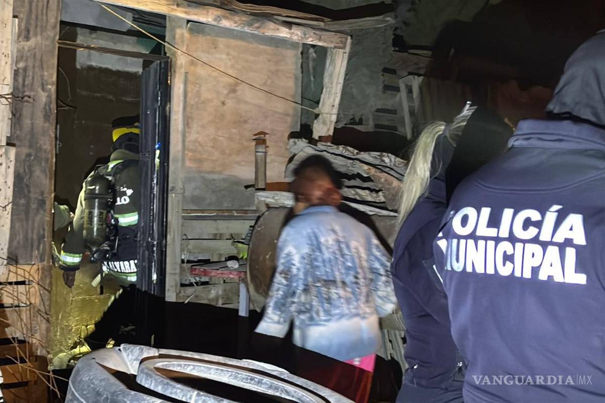 $!La rápida intervención de los bomberos evitó que las llamas alcanzaran el interior de la vivienda o se extendieran a casas aledañas; no hubo personas lesionadas.