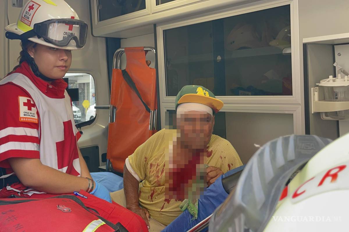 Saltillo: combi se orilla de más y le pega a peatón con el espejo