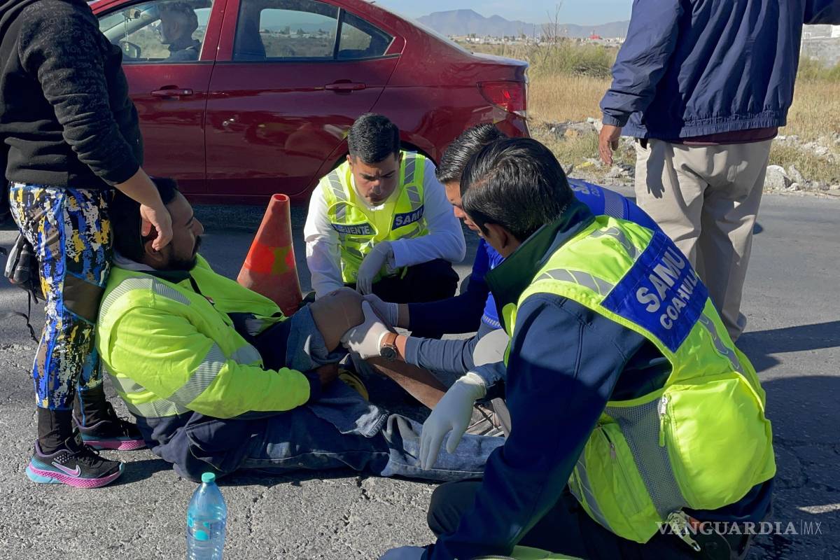 Saltillo: auto se le atraviesa a joven motociclista y lo deja lesionado