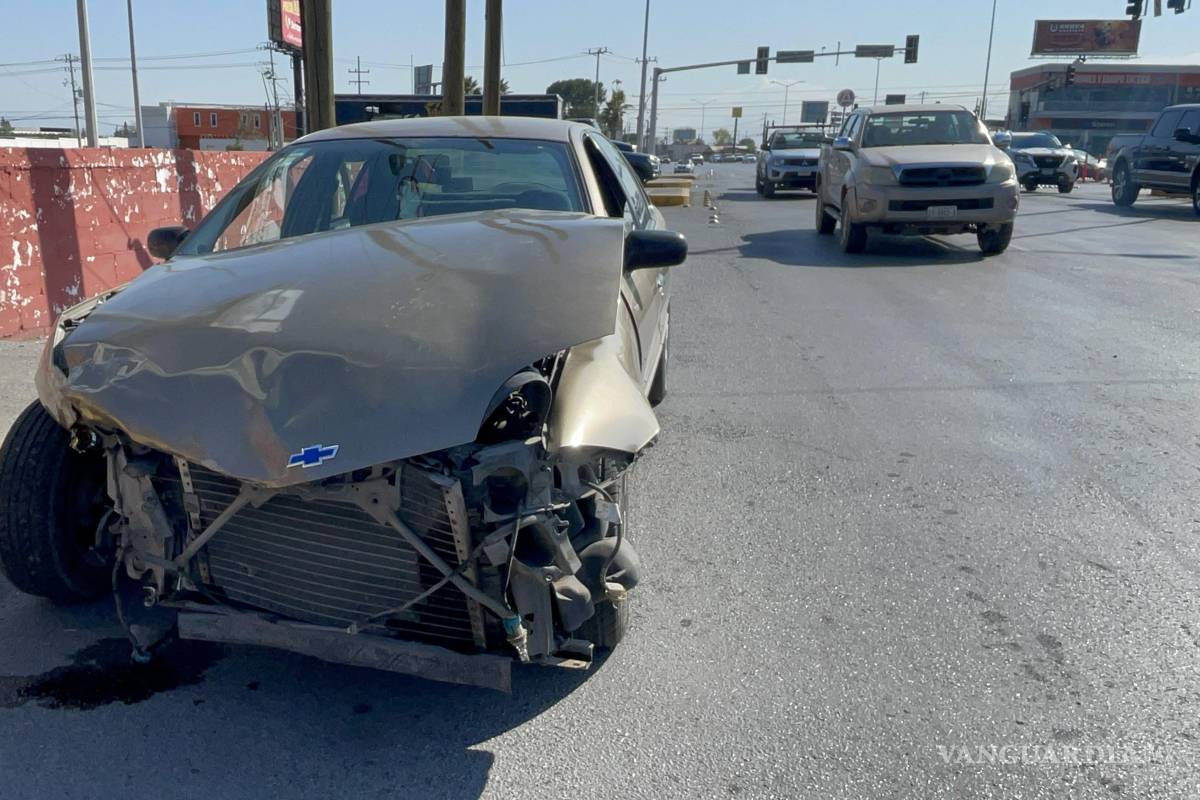 Saltillo: causa regio percance tras presuntamente desconocer vuelta prohibida en Valdés Sánchez