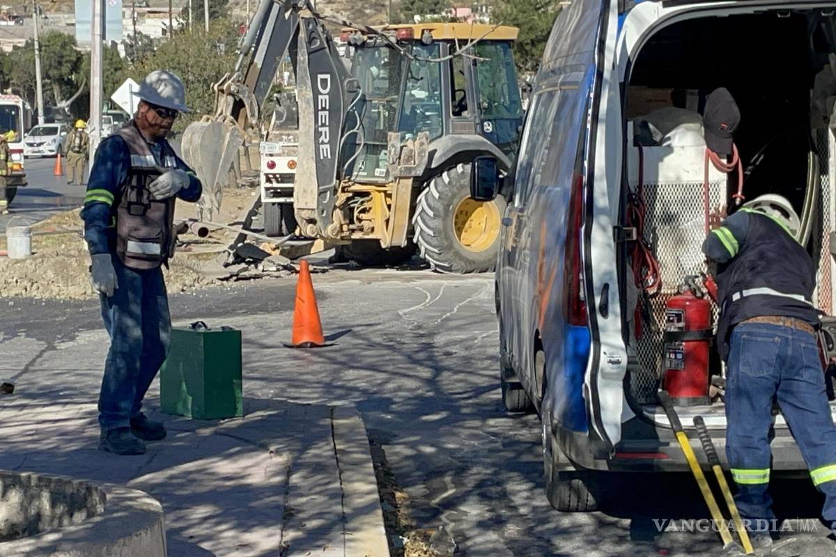 Trabajos de Aguas de Saltillo causa daños en tubería de gas
