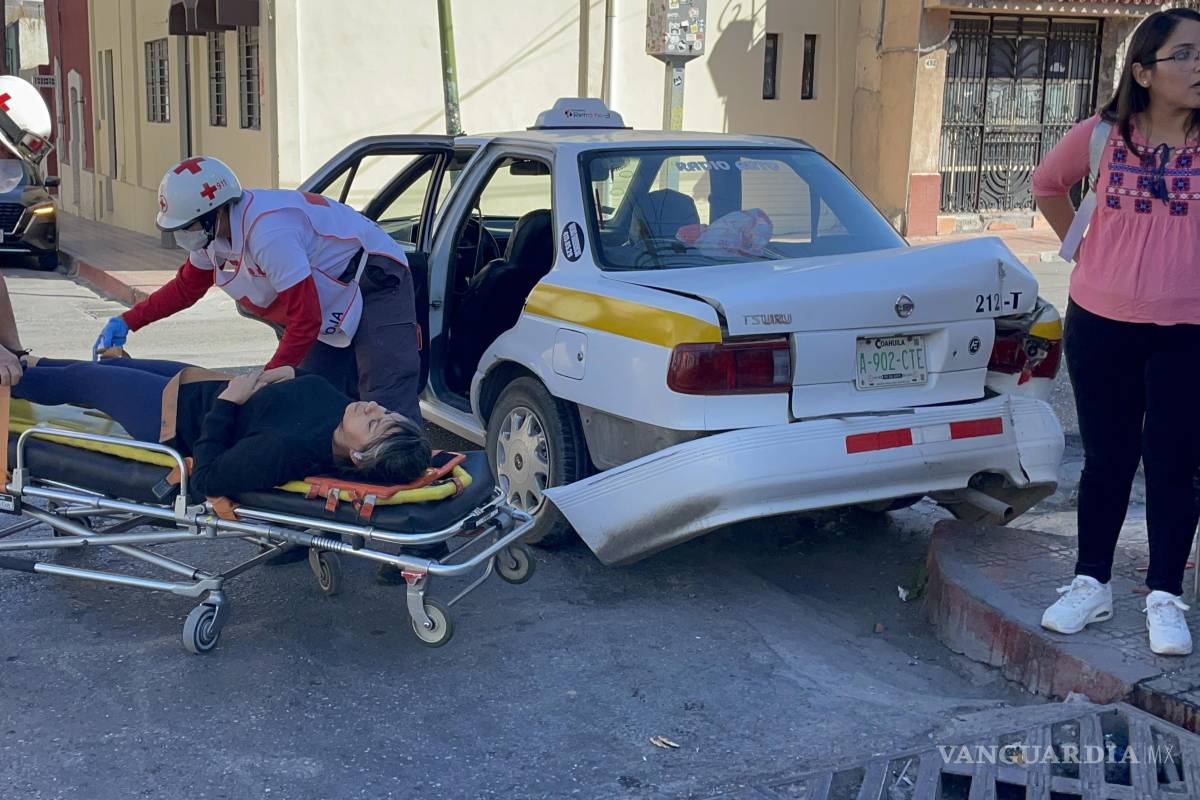 Taxi es impactado por camioneta que se brinca semáforo, en el Centro de Saltillo; pasajera termina lesionada