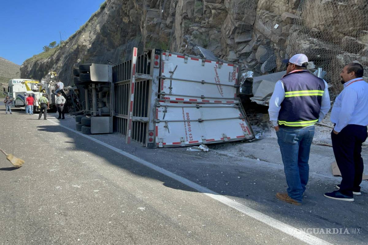 Vuelca tráiler en Los Chorros y derrama cargamento de polímeros
