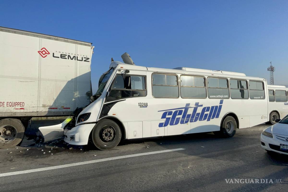 Se descompone tráiler y provoca choque por alcance con transporte de personal en Ramos Arizpe
