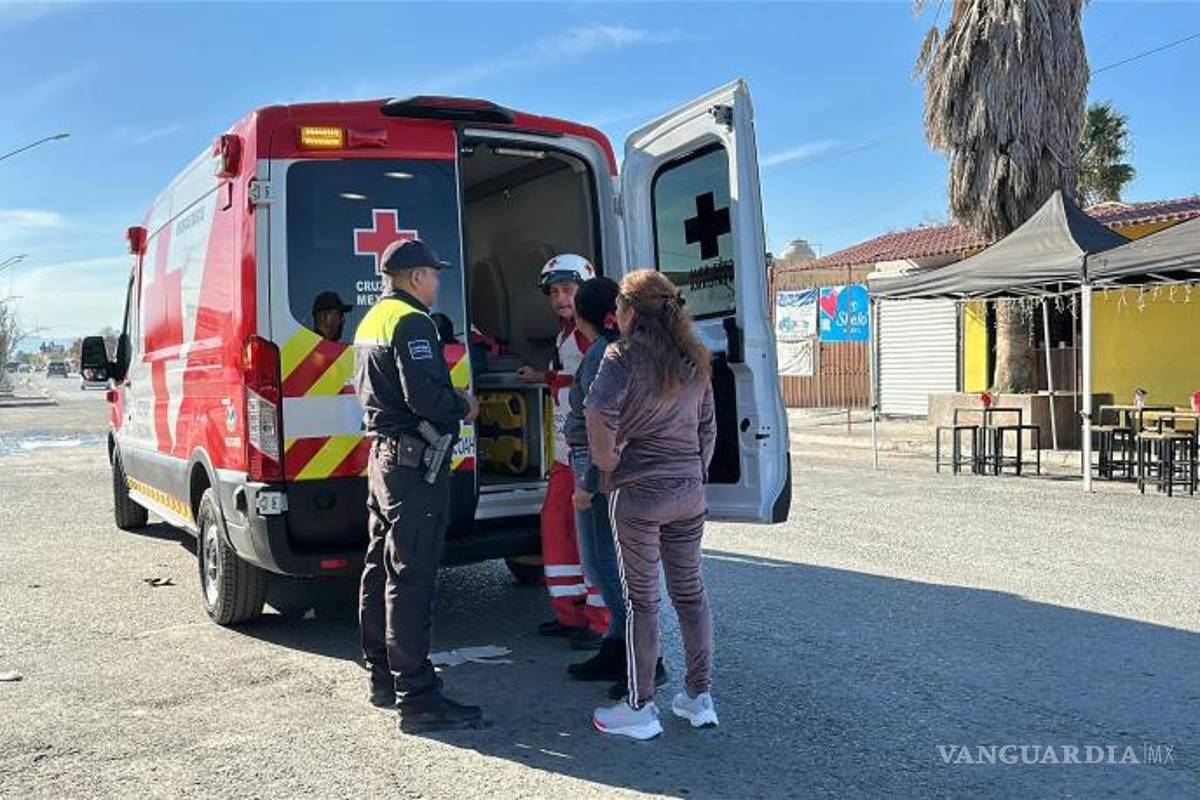 $!Personal de la Cruz Roja trasladó a la menor al Hospital Materno Infantil para su valoración médica.