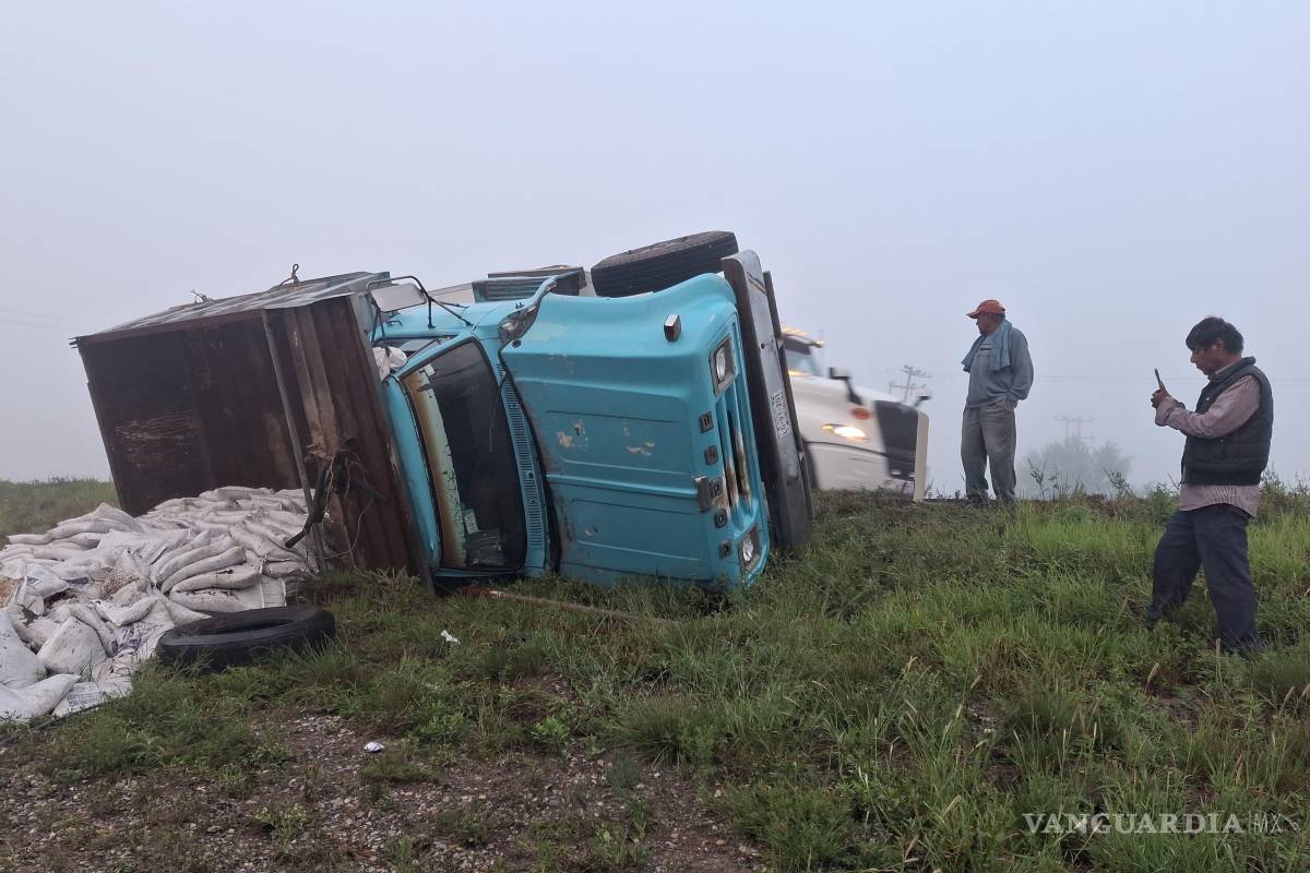 Vuelca camión con toneladas de asfalto en la carretera 57 por neblina