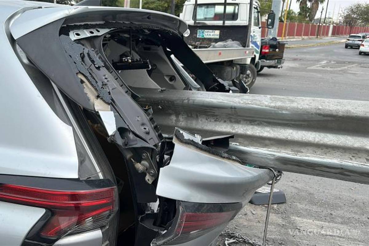 $!Oficiales de Tránsito cerraron un carril de circulación mientras una grúa retiraba la unidad siniestrada y se realizaban las diligencias correspondientes.