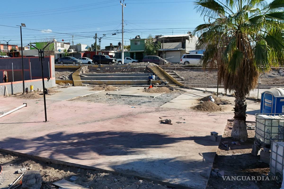 $!Avance en la reconstrucción de gradas y áreas comunes de la plaza Fidel Velázquez, donde se realizan trabajos de nivelación y para recibir a vecinos y visitantes.
