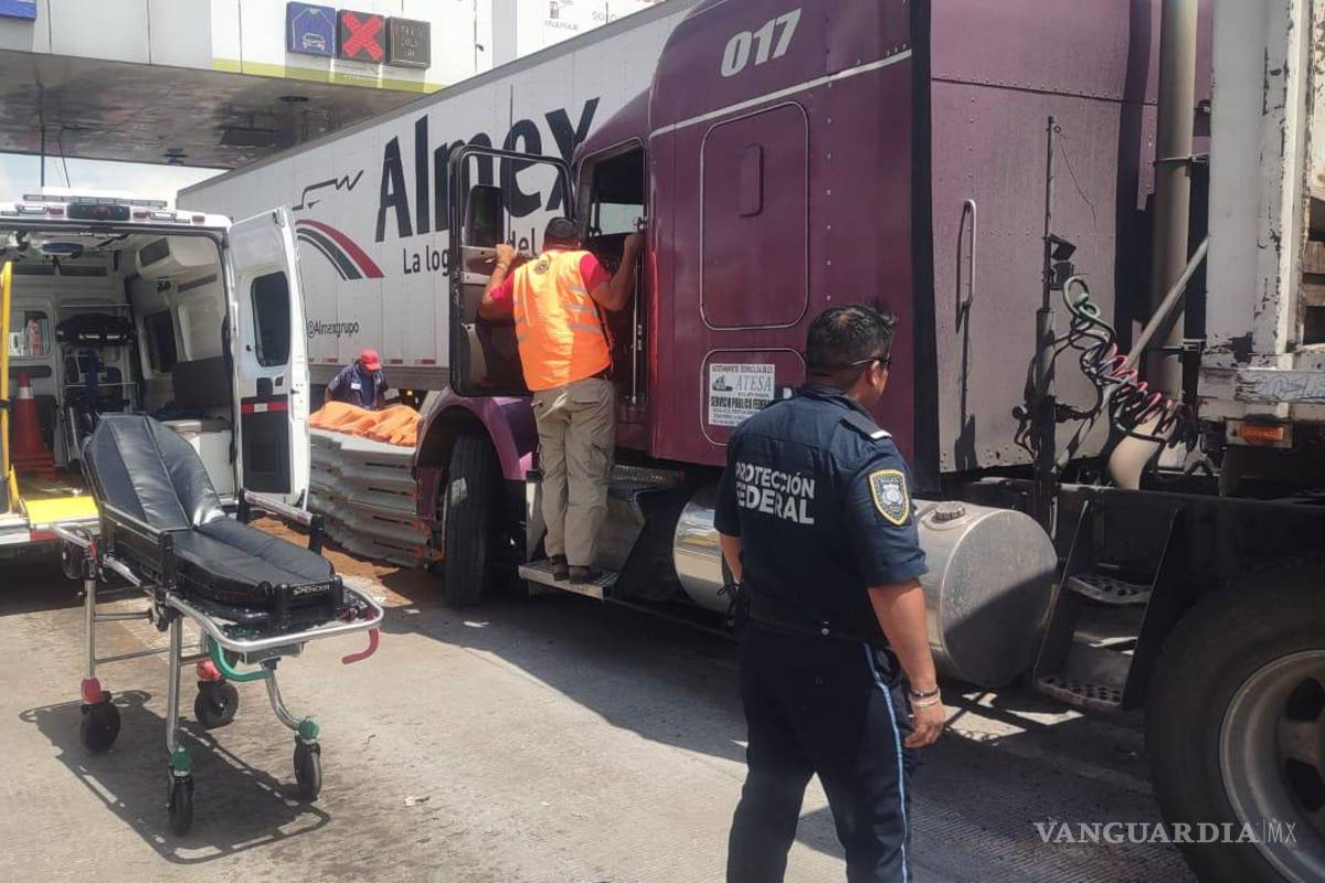 Distraído transportista se estrella contra la caja de otro tráiler en la caseta de Carbonera