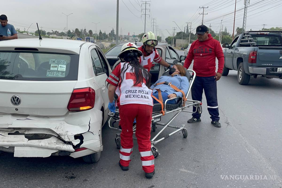 Acelerada conductora provoca múltiple choque al no frenar en lateral de Fundadores, en Saltillo