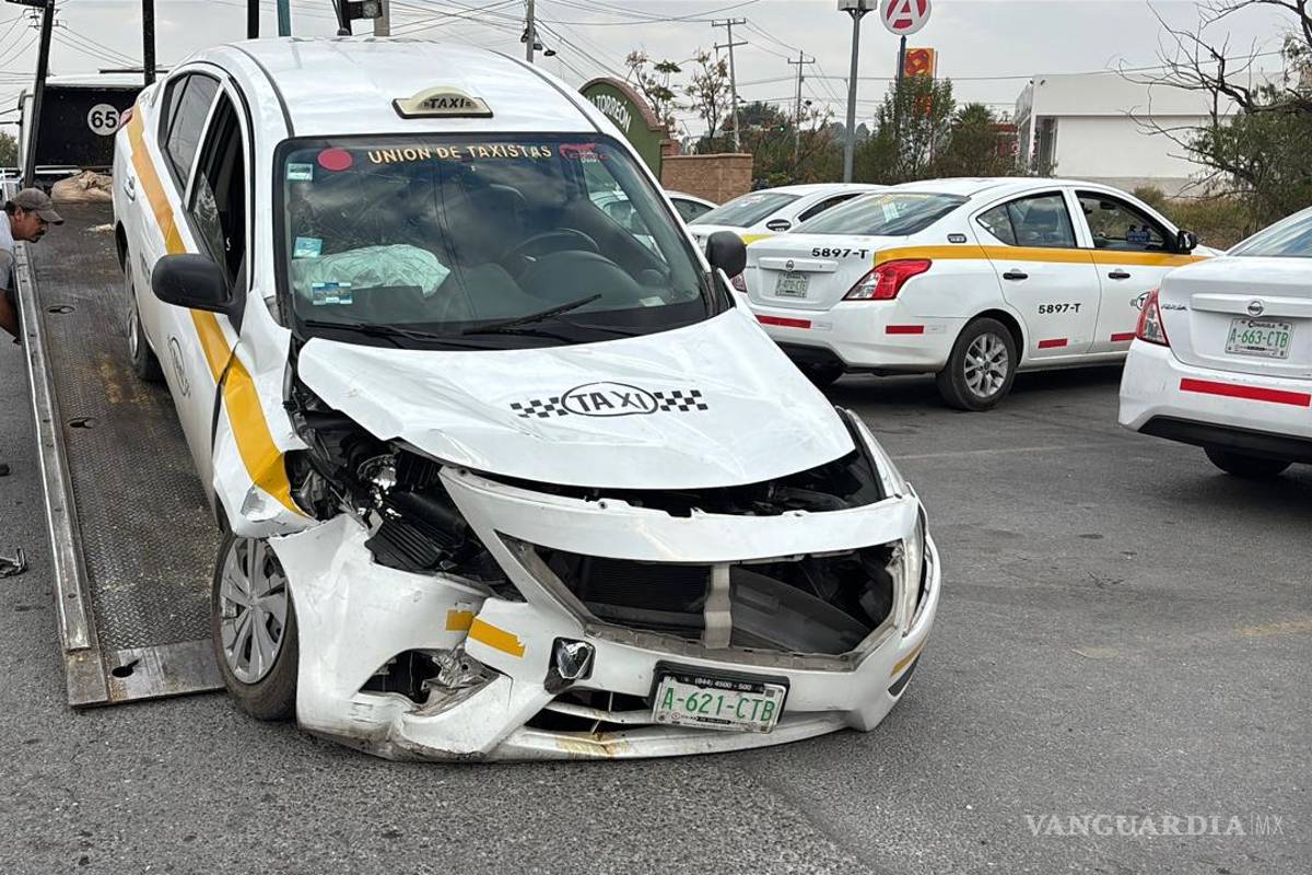 No llegó a su destino: taxista quita paso a camioneta y deja a pasajero lesionado en Saltillo