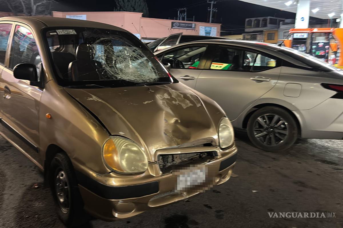 $!El conductor del vehículo compacto fue asegurado por autoridades viales para el deslinde de responsabilidades.