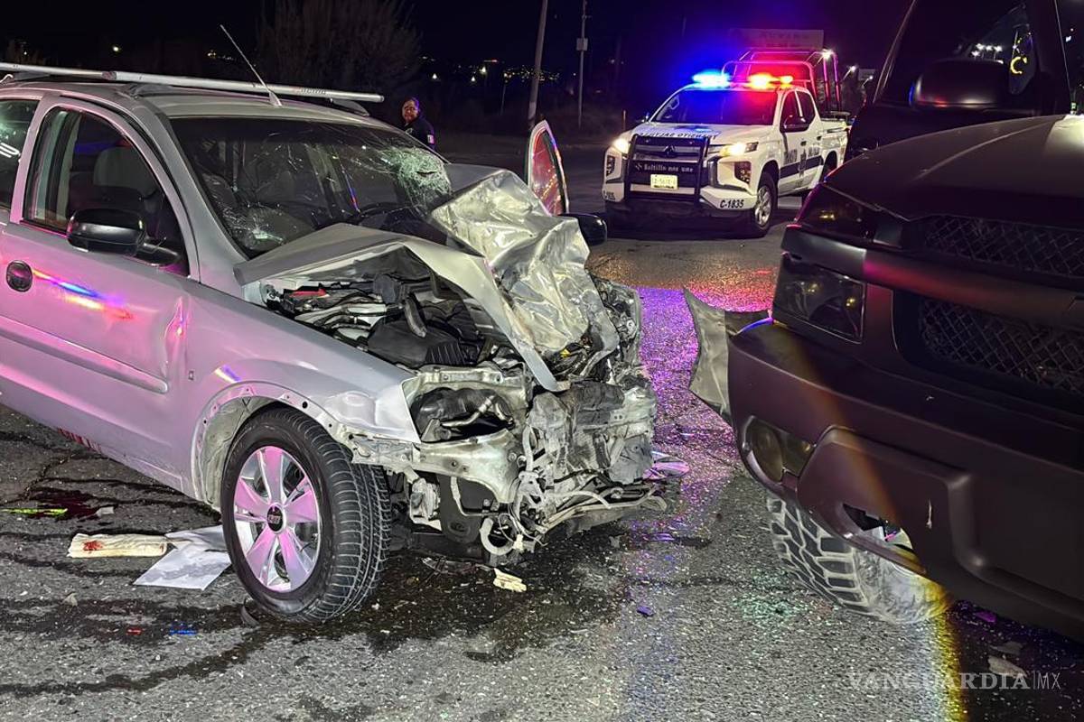 $!El Chevy Monza quedó destrozado tras impactarse contra los vehículos detenidos en el filtro de Antialcohol.