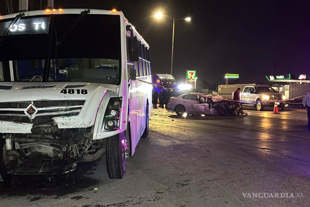 $!El impacto fue contra un autobús que descendía de un puente vehicular.
