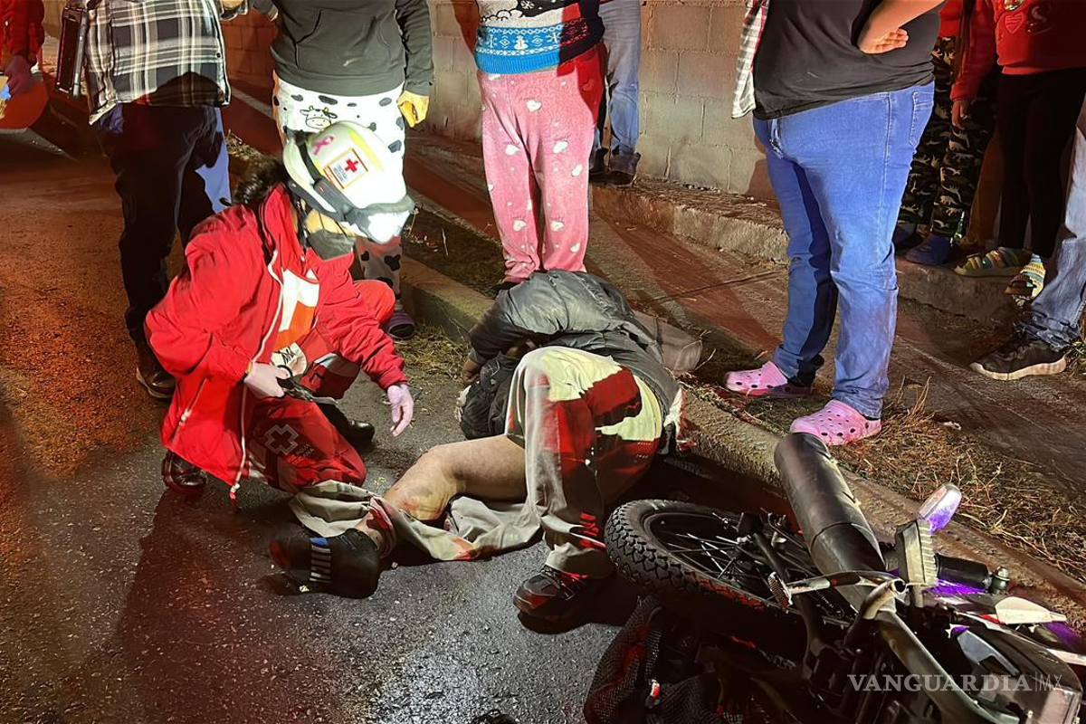 Saltillo: camioneta le quita el derecho de paso a motociclista y lo arrolla; queda fracturado