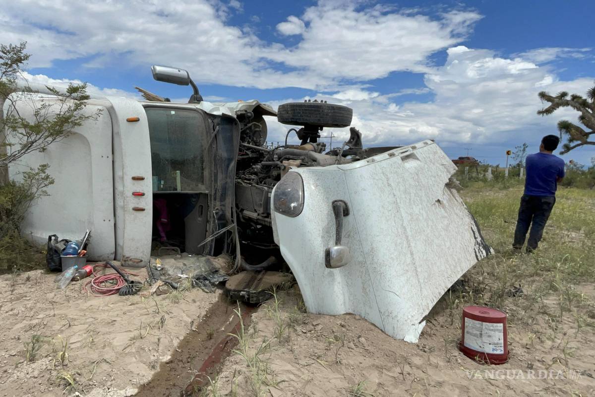 Saltillo: Por asfalto mojado, vuelca tráiler; hombre resulta herido