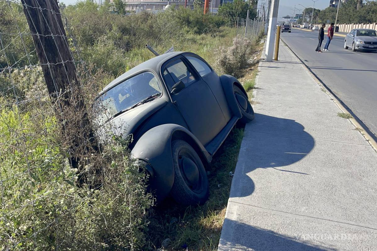 Queda conductor atrapado en terreno tras presunto ‘cerrón’ al norte de Saltillo