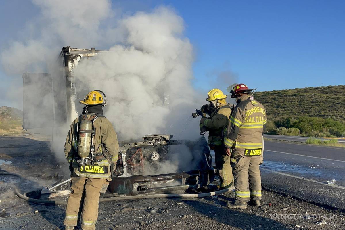 Fuego consume camión con rollos de aluminio en la Torreón-Saltillo