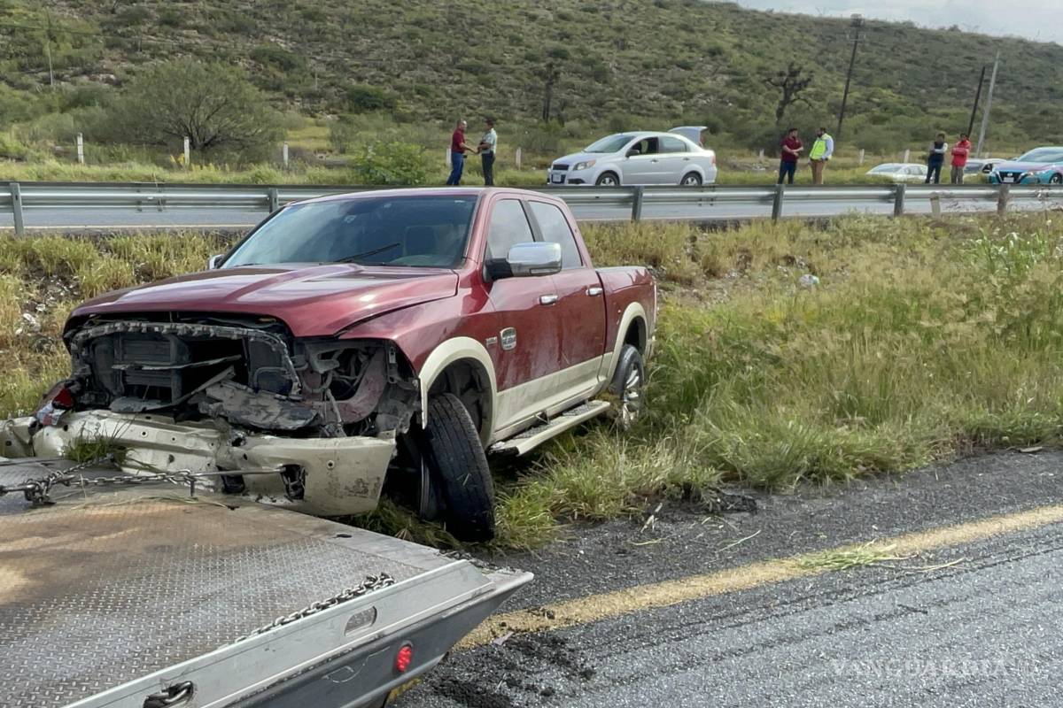 Pavimento mojado saca del camino camioneta en la Torreón-Saltillo; iban a trabajar
