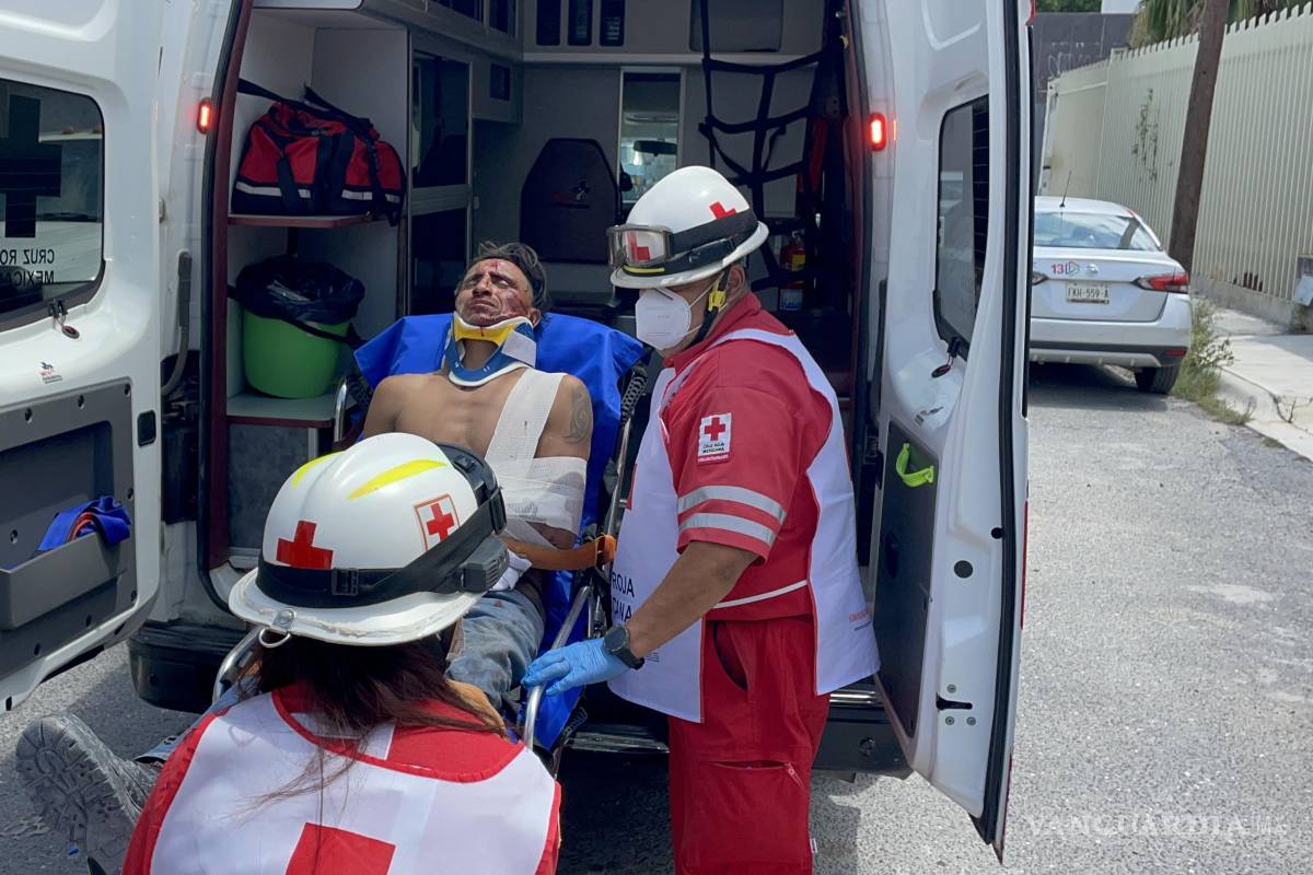 Albañil cae de más de dos metros tras desplomarse andamio, al sur de Saltillo