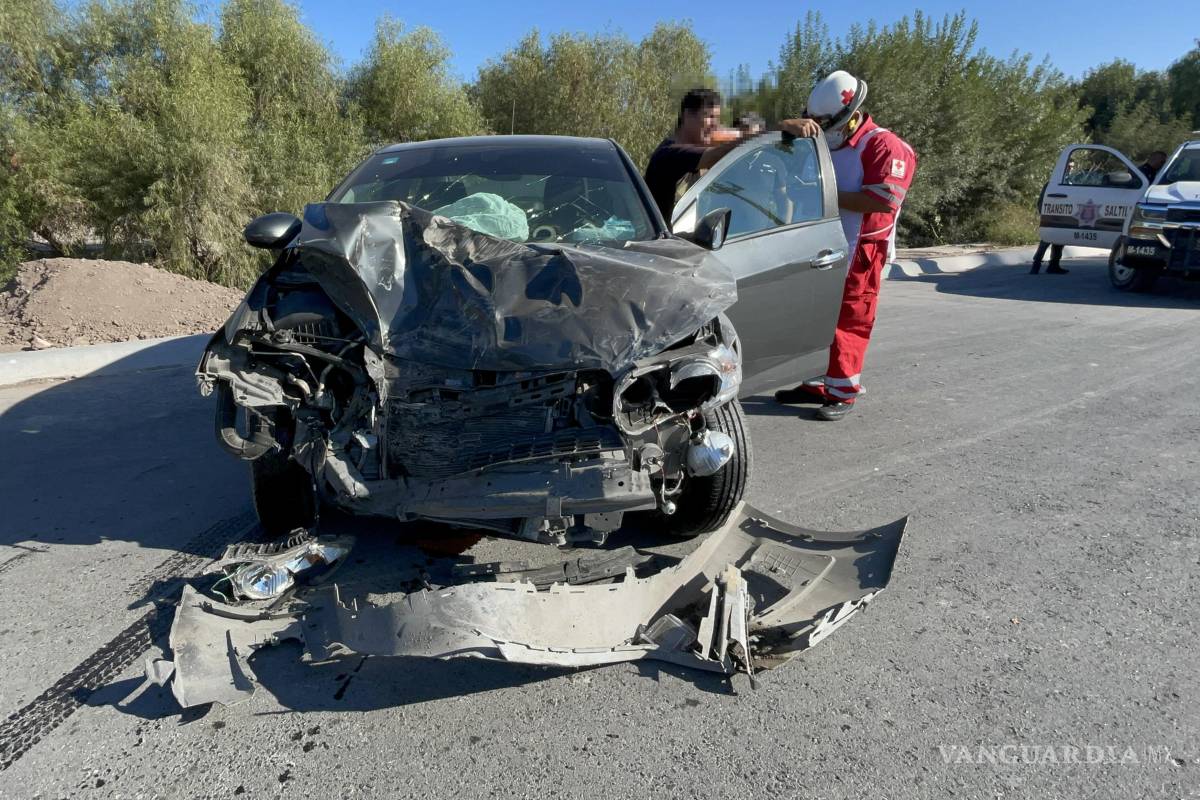 Choca contra Ruta 7A en vialidad no inaugurada y deja dos lesionados en Saltillo