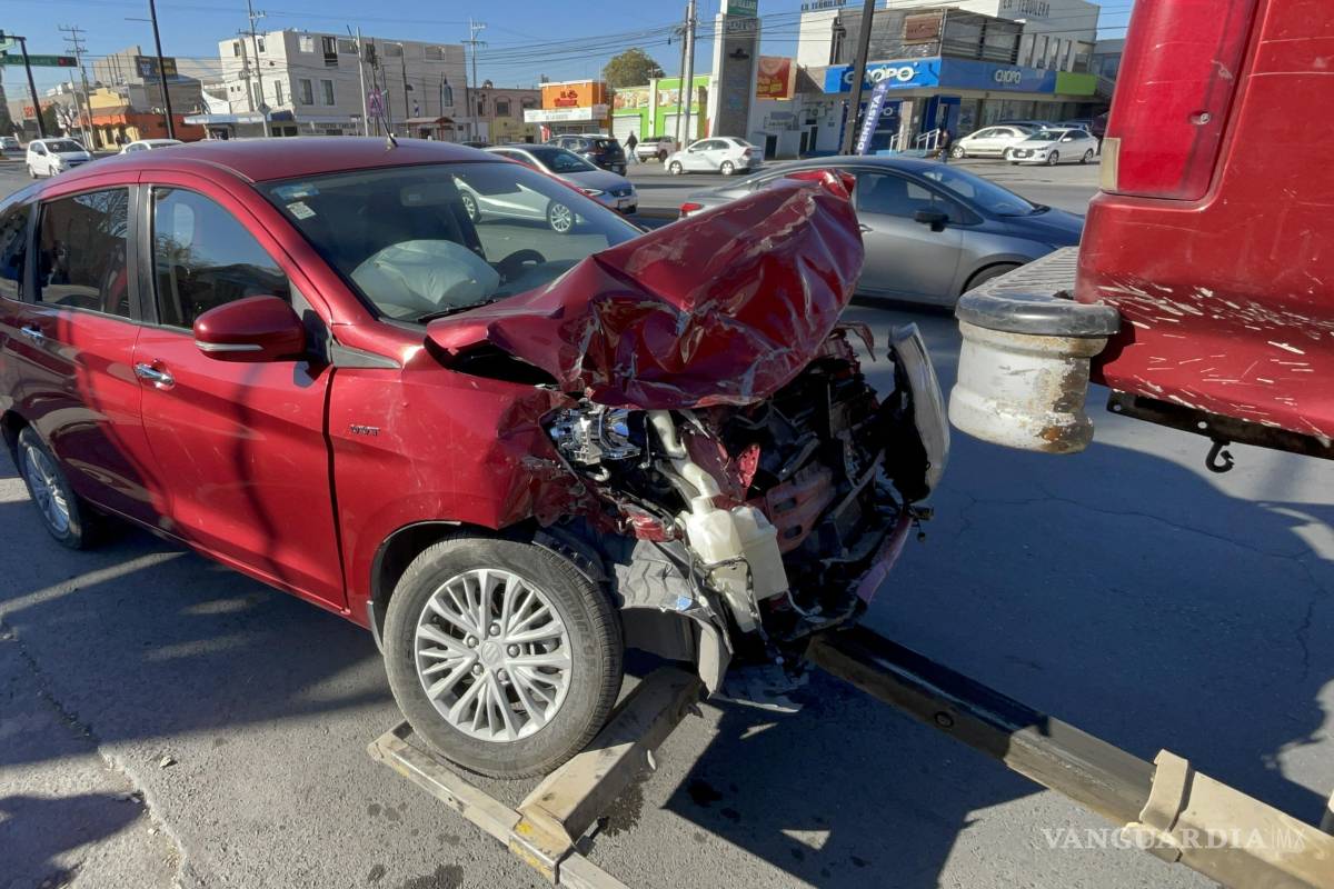 Se pasa el rojo y provoca choque en el Centro de Ramos Arizpe