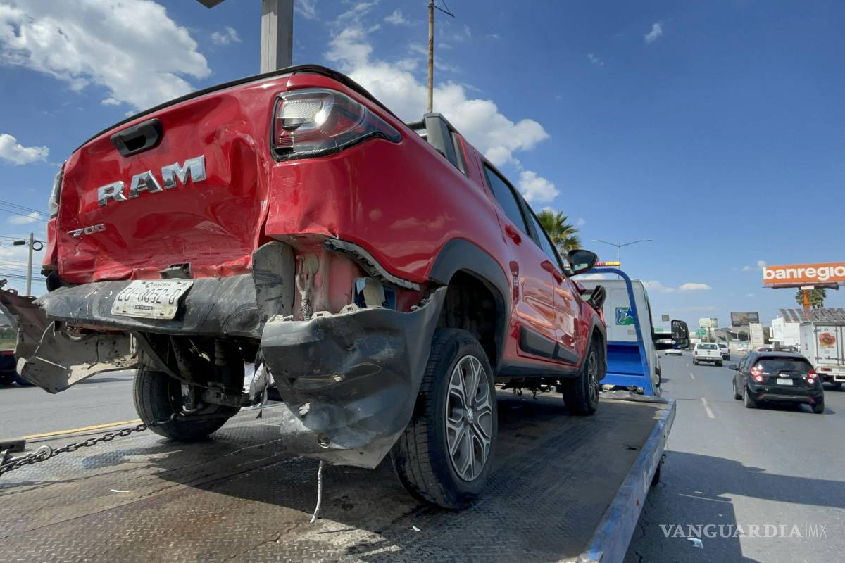 Choque por alcance deja tres vehículos dañados en el bulevar Venustiano Carranza de Saltillo