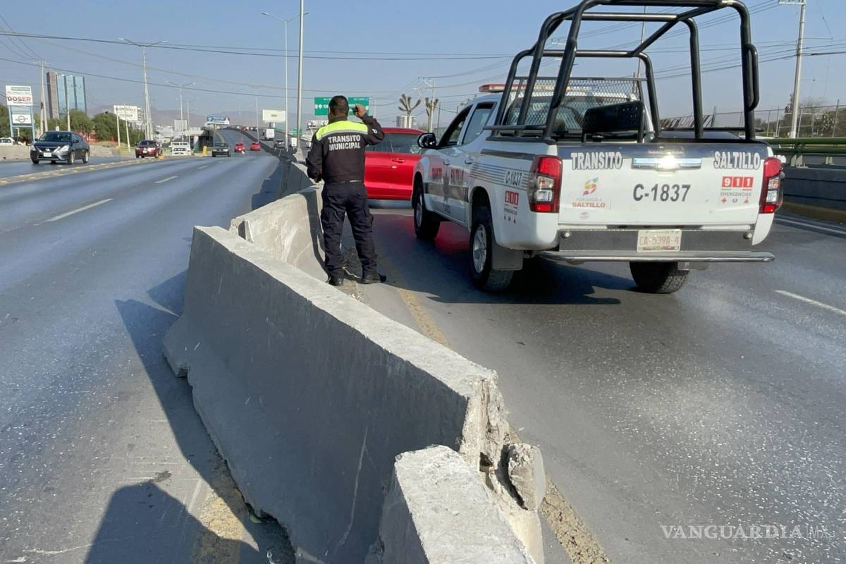 Queda atravesado tras chocar contra muro de contención, en Saltillo