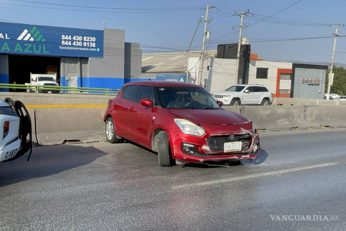 Queda atravesado tras chocar contra muro de contención, en Saltillo