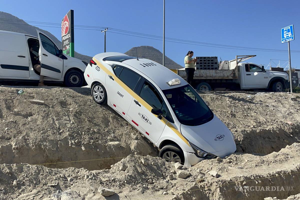 Por ganar pasaje, taxista cae en zanja al poniente de Saltillo
