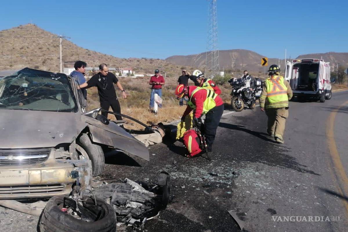 Invade auto deportivo el carril contrario y provoca choque frontal en la Saltillo–Monclova; cinco lesionados