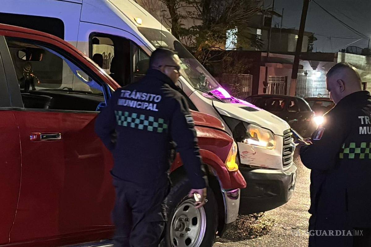 Ignora señal de alto y se estrella contra transporte de personal al norte de Saltillo