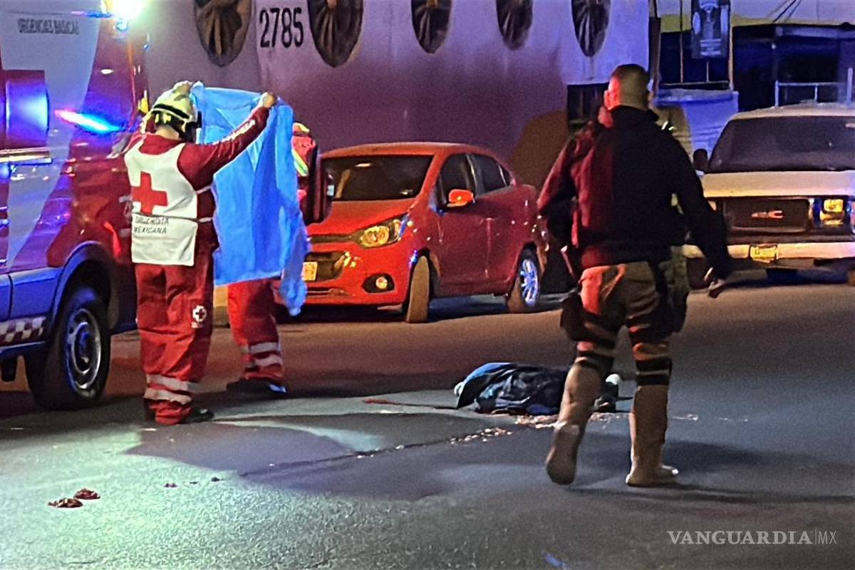 $!El cadáver del hombre atropellado fue levantado por personal del Servicio Médico Forense, mientras elementos de la Policía Municipal aseguraban la zona.